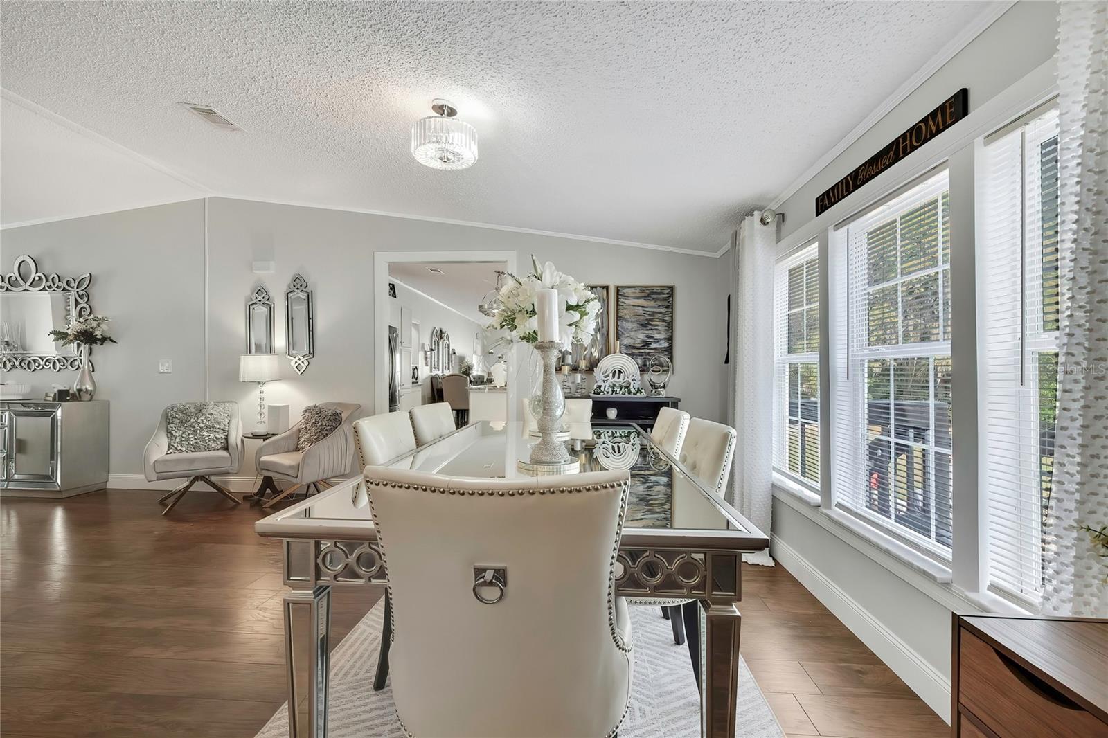 Listing photo id 6 for 6171 Lisa Point