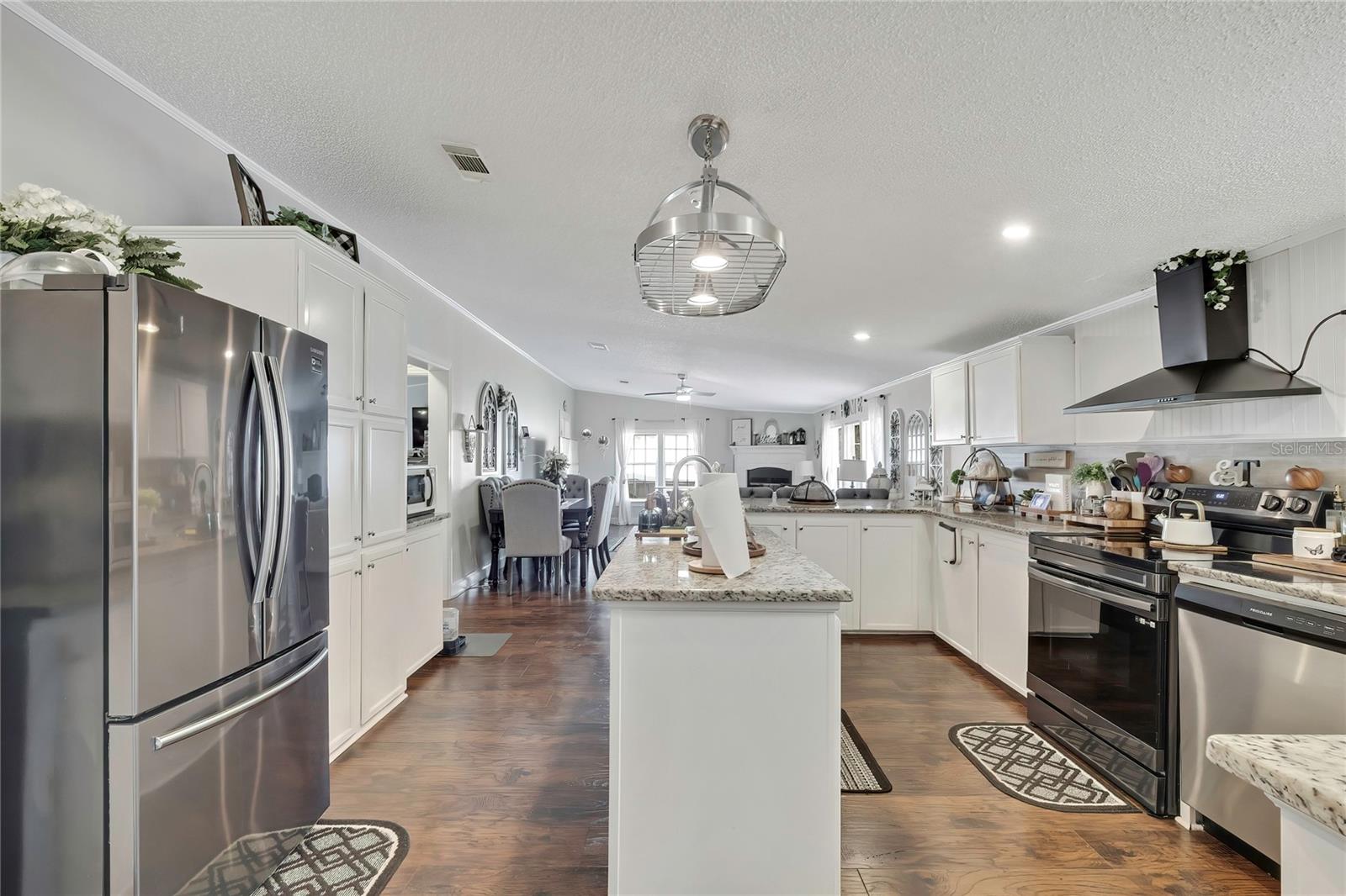 Listing photo id 7 for 6171 Lisa Point