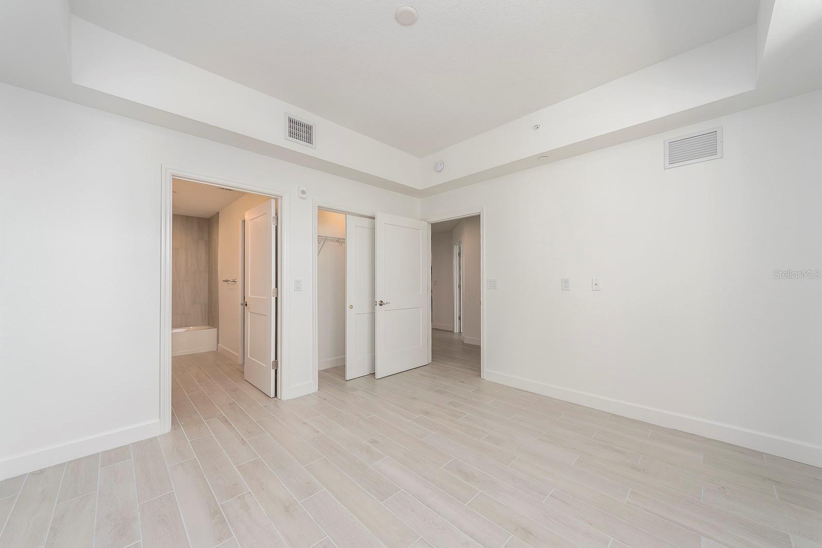 Image 17 of 30 For 125 Island Way 504