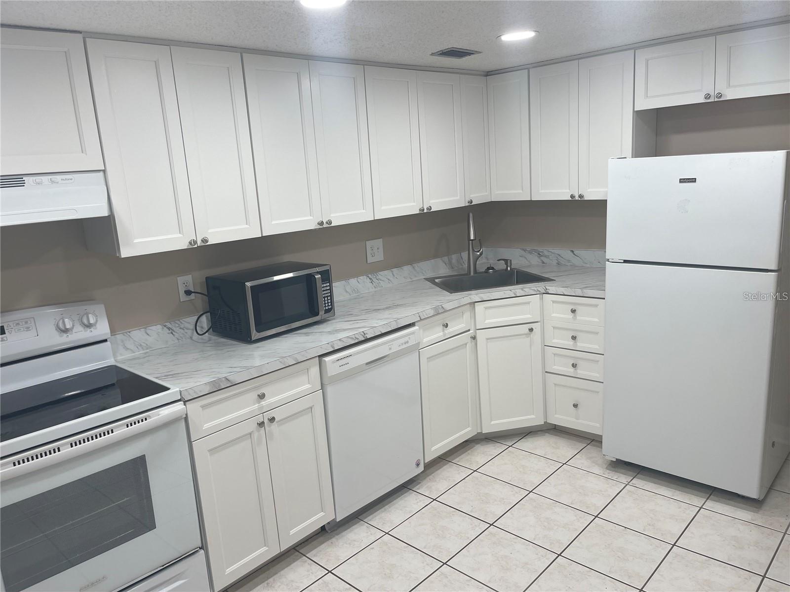 Image 6 of 32 For 851 Bayway Boulevard 103