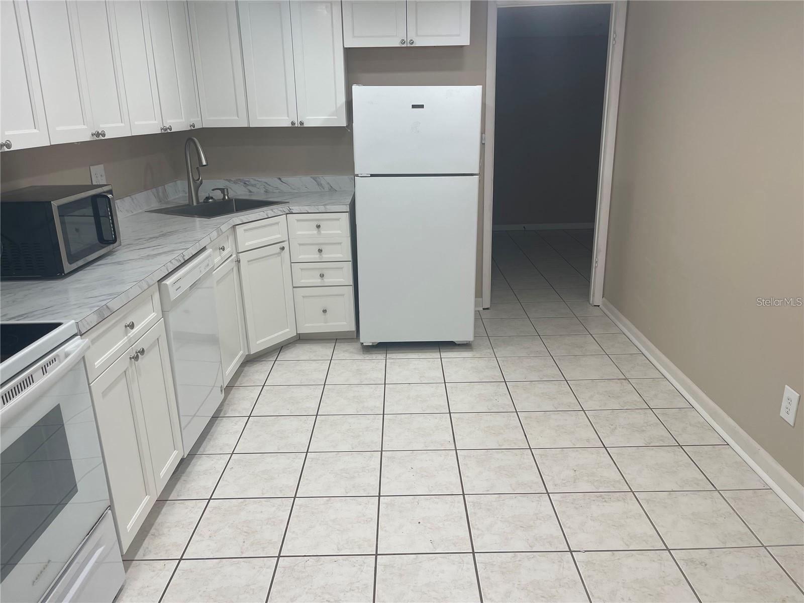 Image 7 of 32 For 851 Bayway Boulevard 103