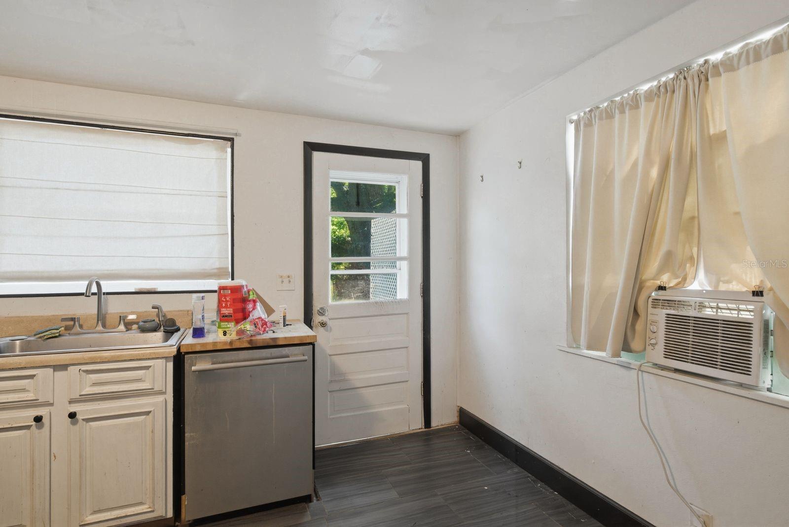 Image 11 of 23 For 985 Cedarwood Avenue