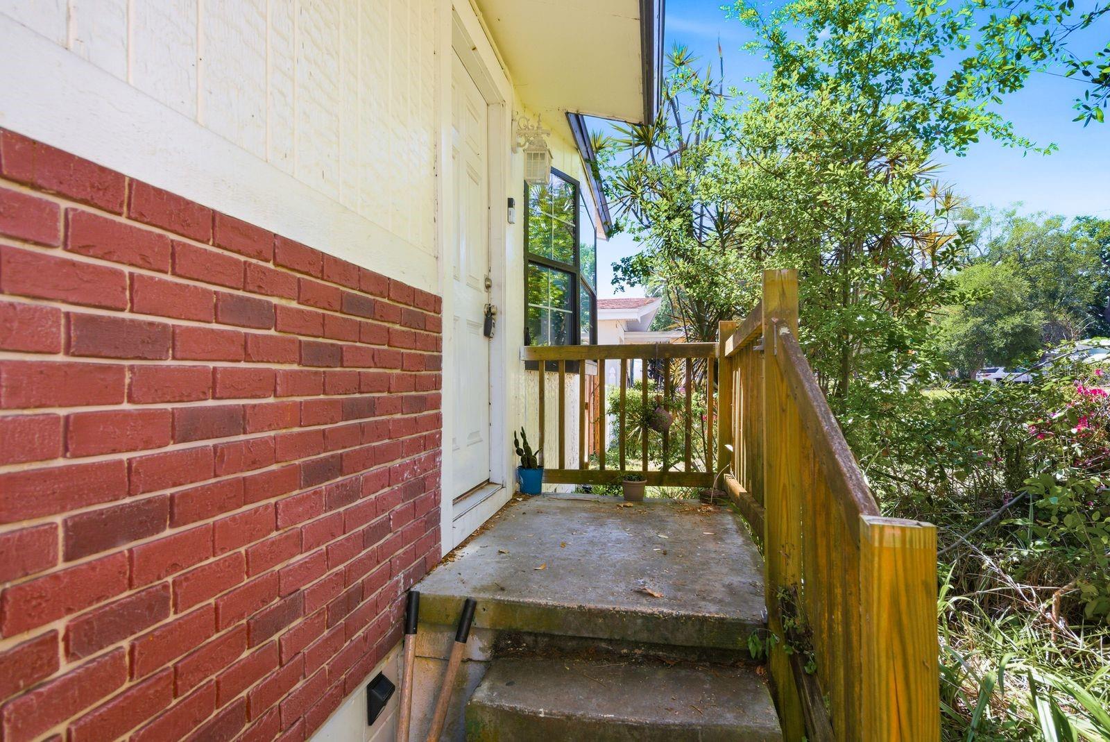 Image 4 of 23 For 985 Cedarwood Avenue