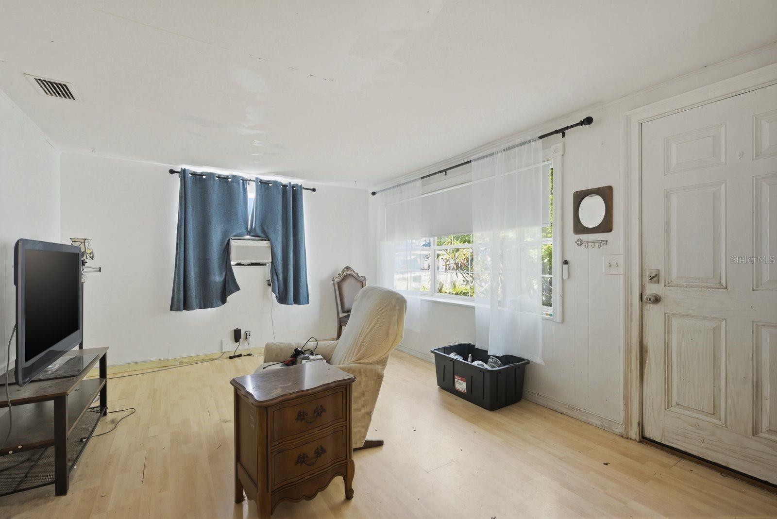 Image 6 of 23 For 985 Cedarwood Avenue