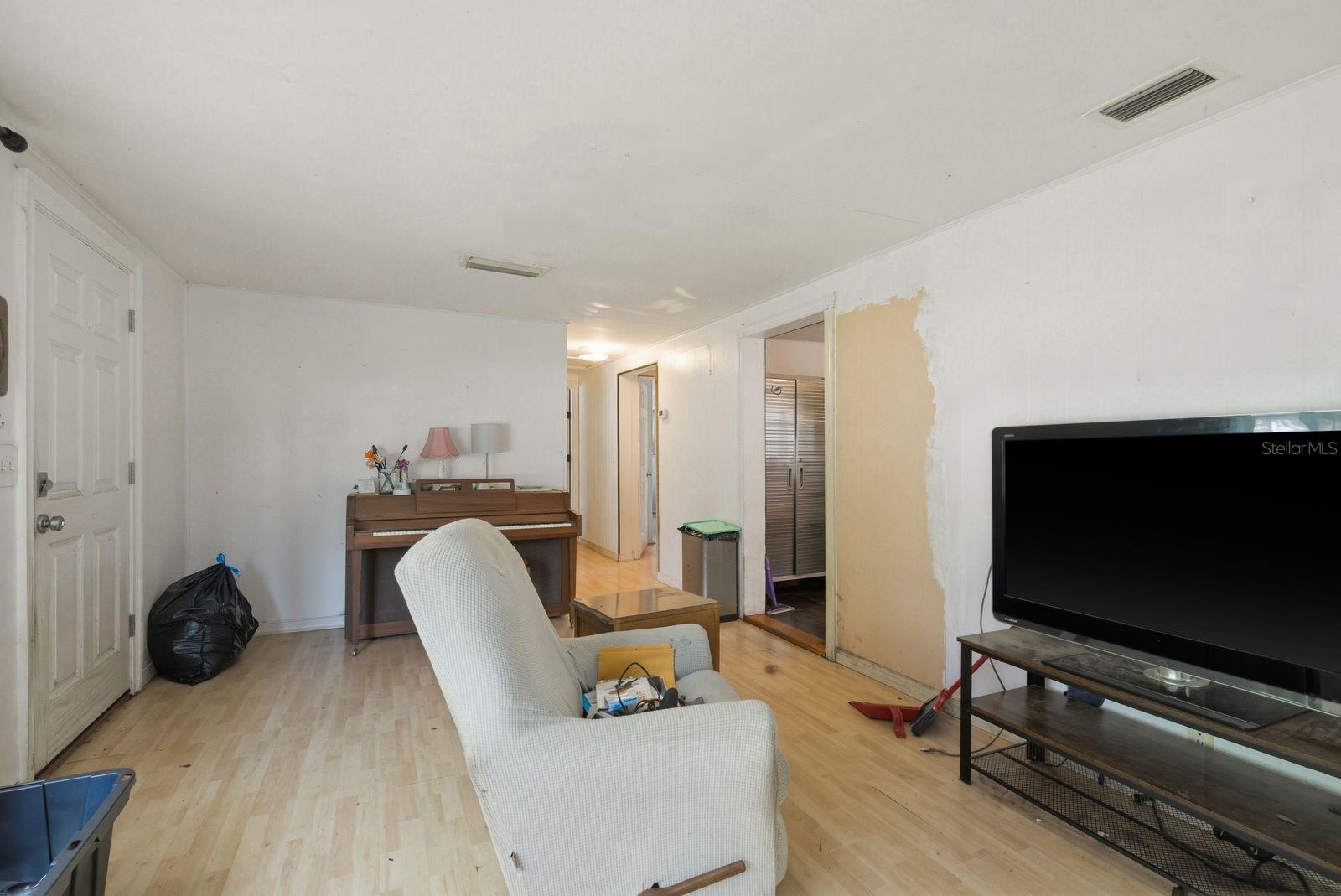 Image 7 of 23 For 985 Cedarwood Avenue