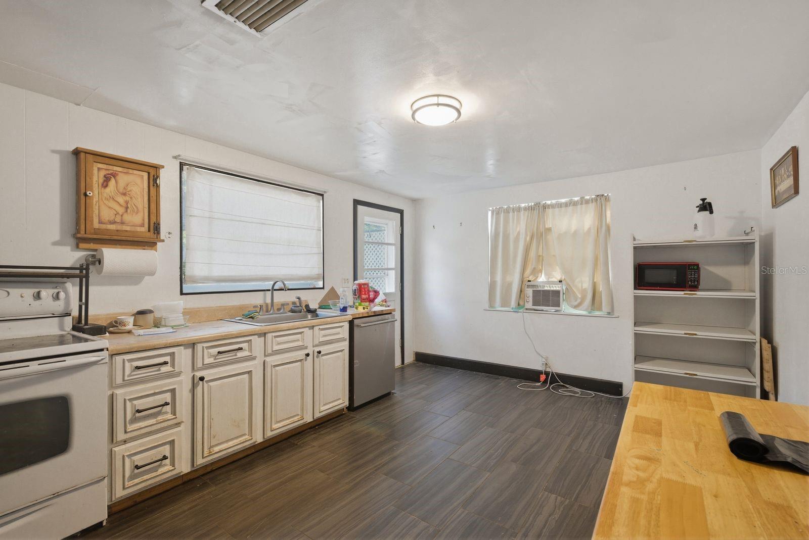 Image 8 of 23 For 985 Cedarwood Avenue