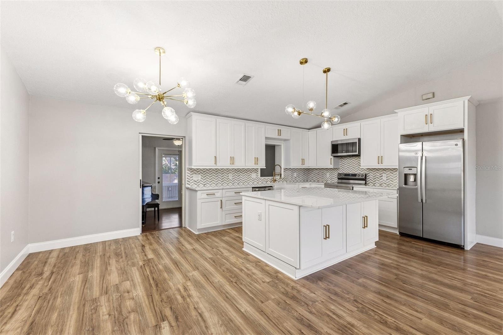 Image 15 of 43 For 703 Scott Lake Village S