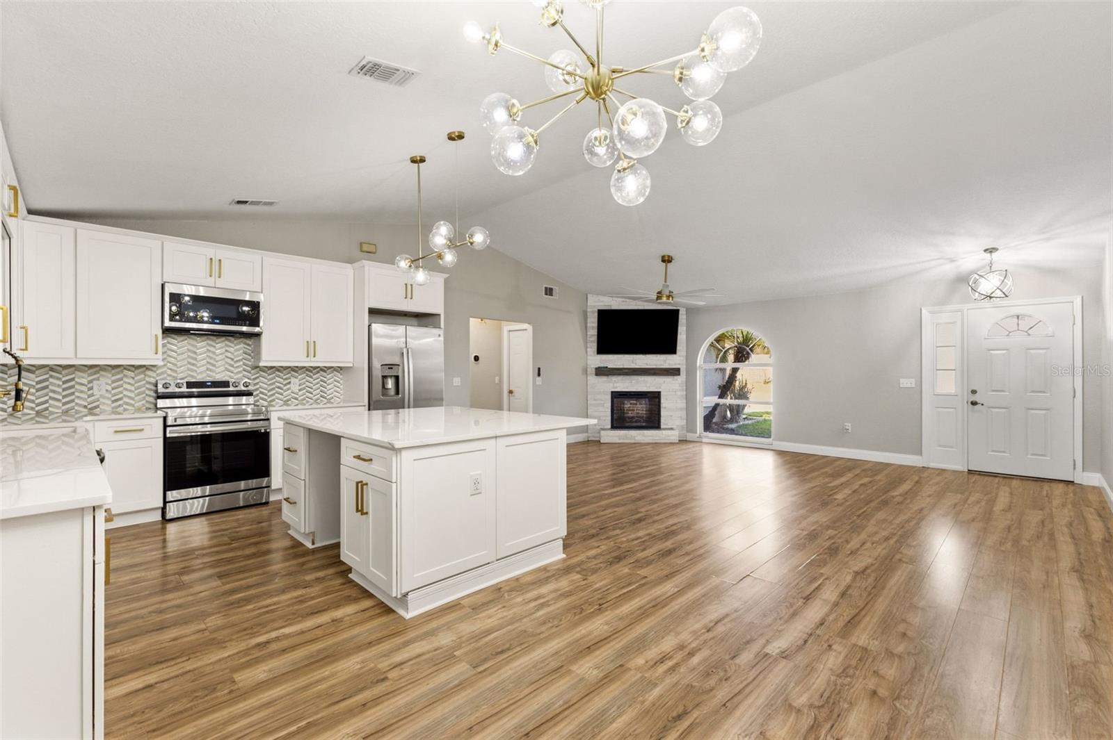 Image 18 of 43 For 703 Scott Lake Village S