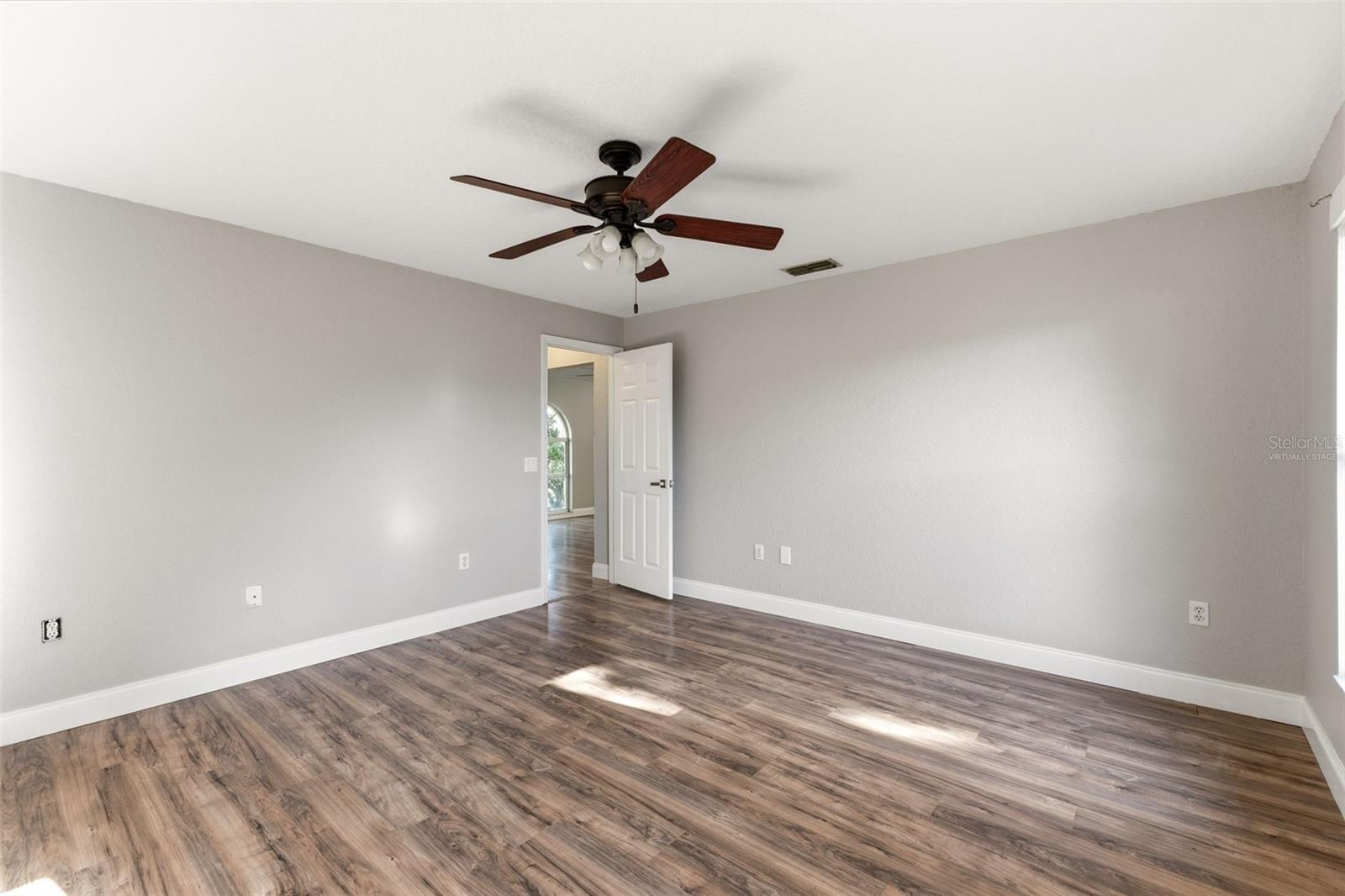 Image 20 of 43 For 703 Scott Lake Village S