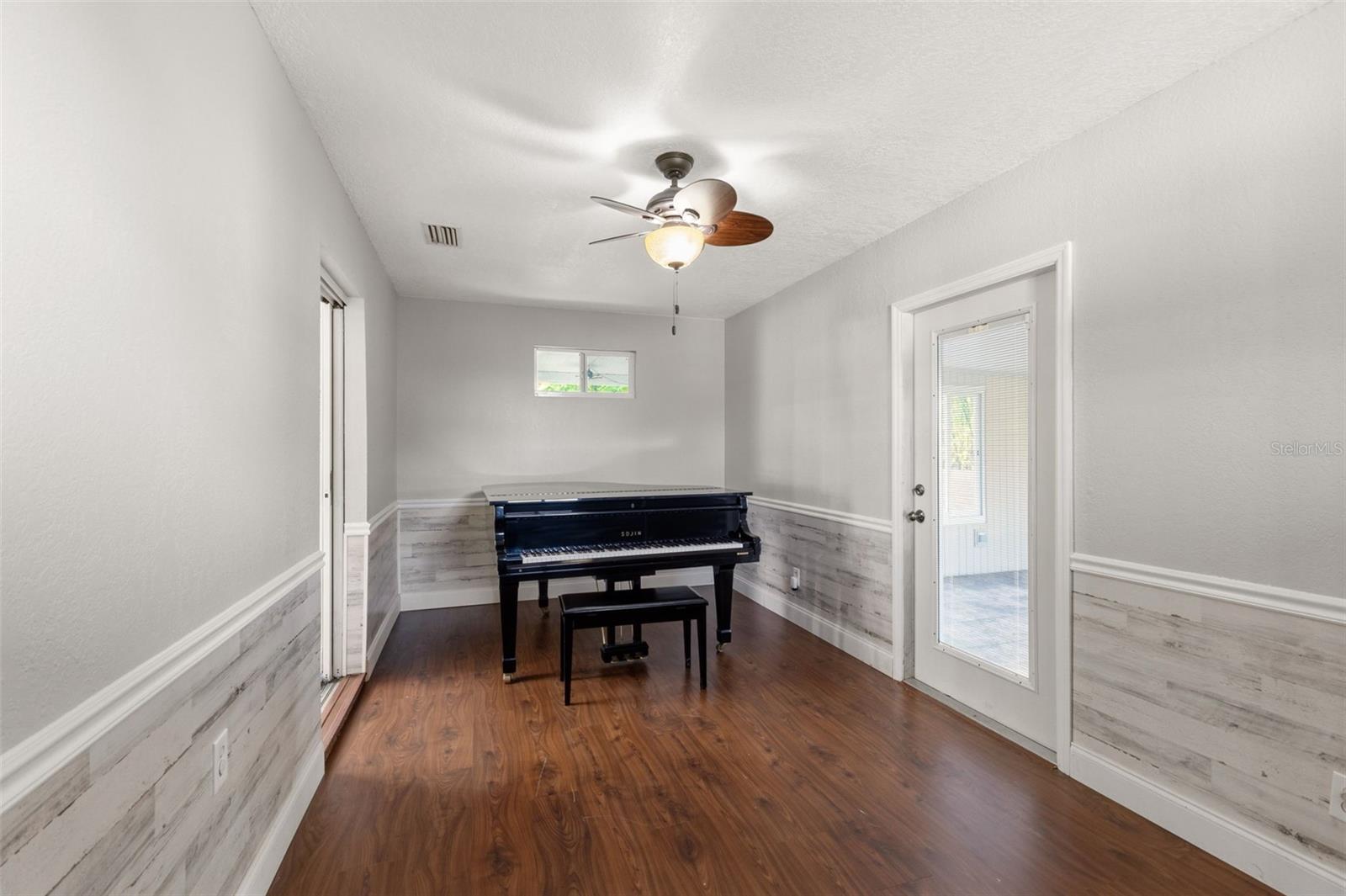 Image 31 of 43 For 703 Scott Lake Village S