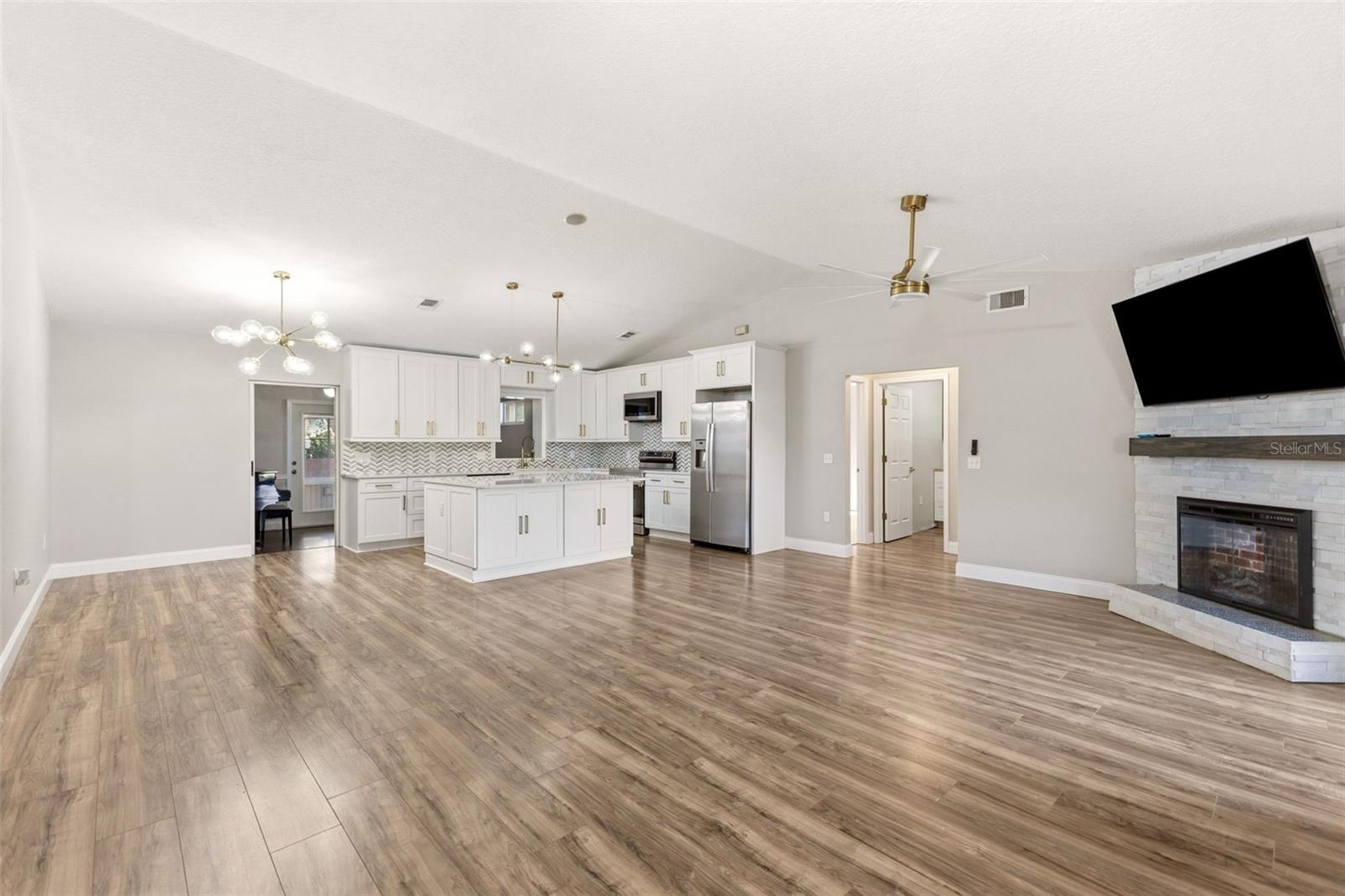 Image 7 of 43 For 703 Scott Lake Village S