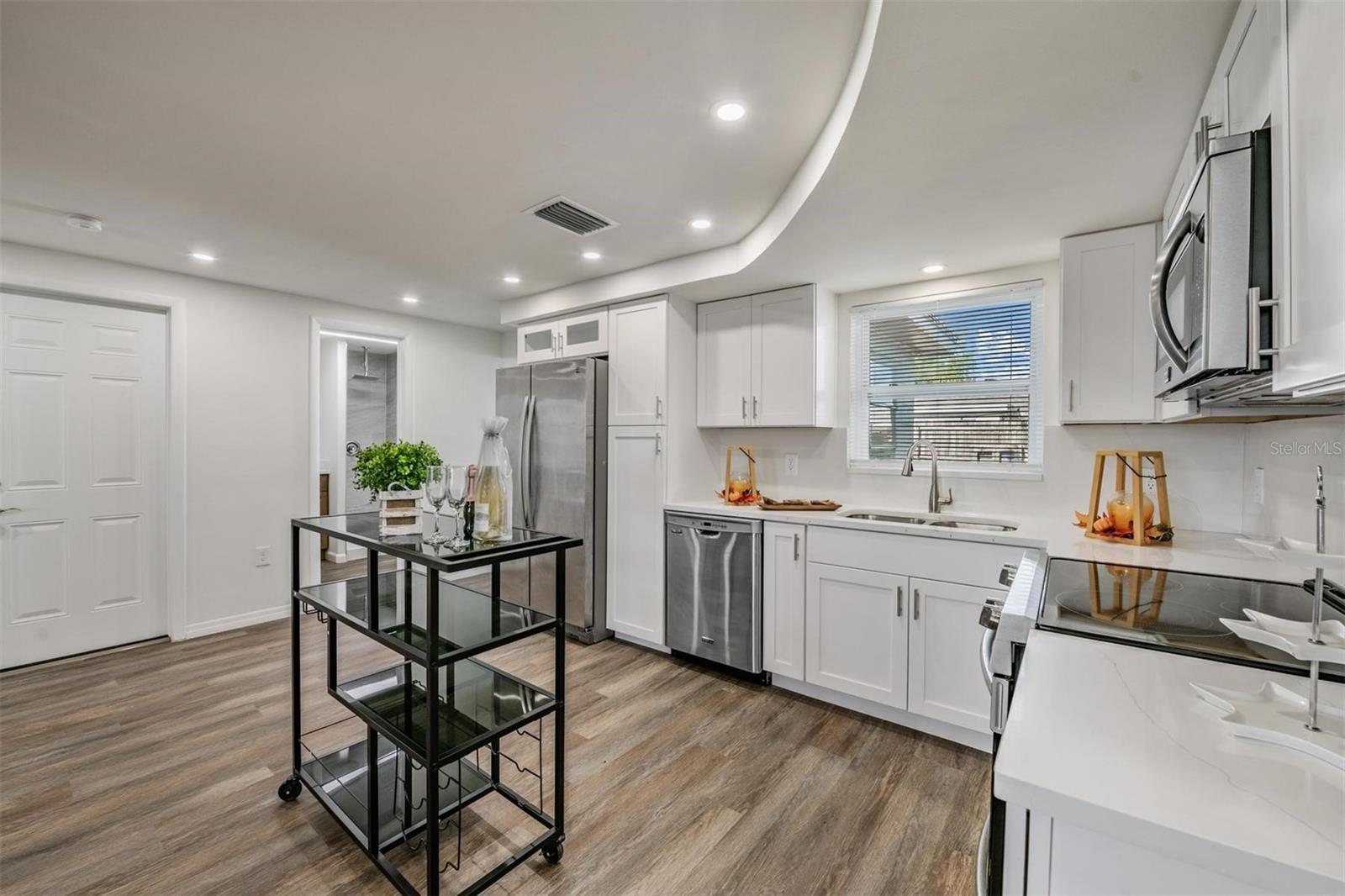 Listing photo id 3 for 3643 Bedford Street