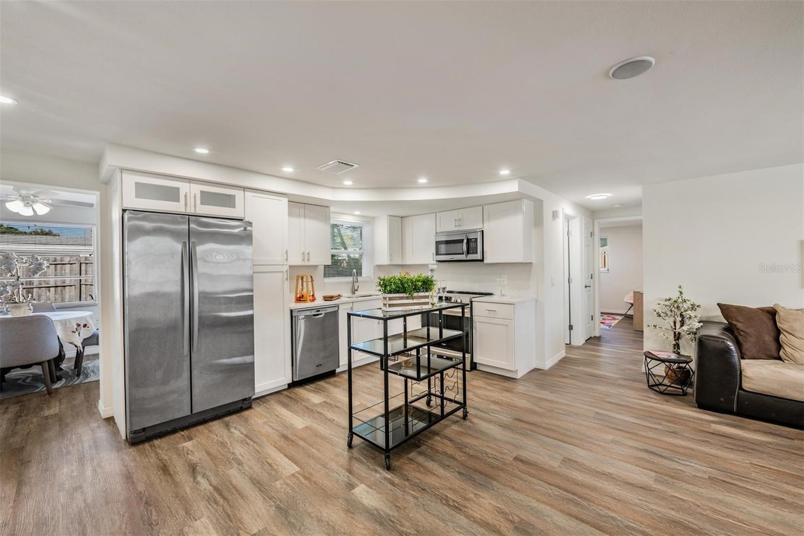 Listing photo id 4 for 3643 Bedford Street