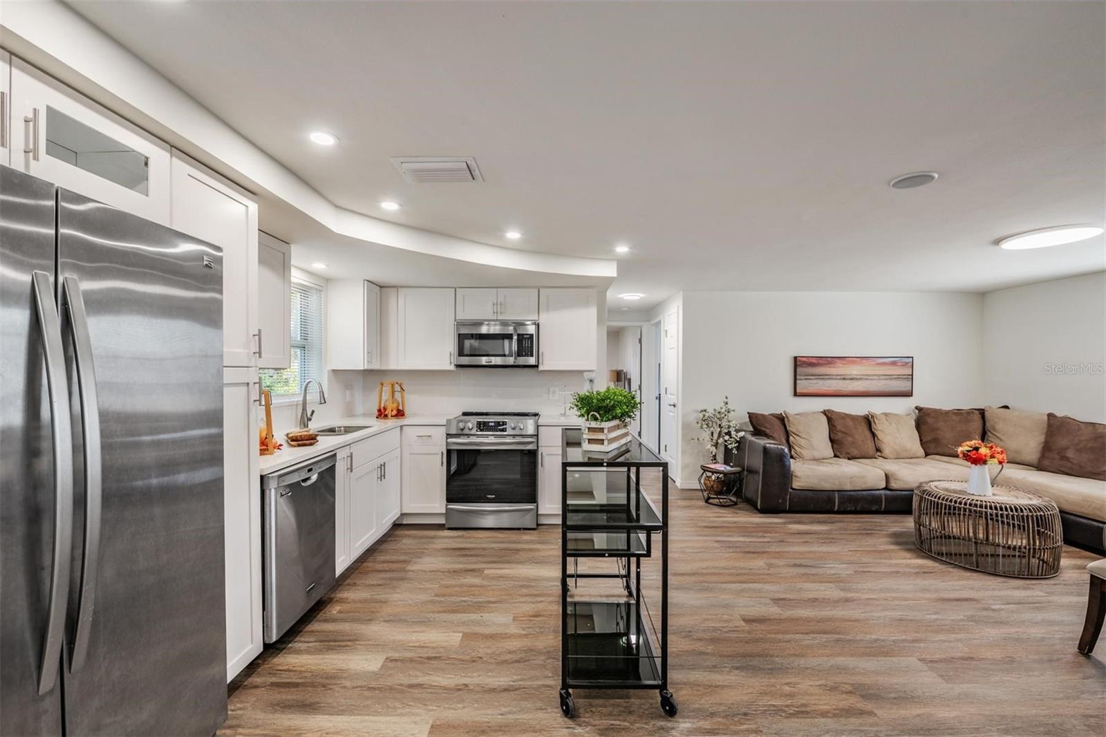 Listing photo id 5 for 3643 Bedford Street