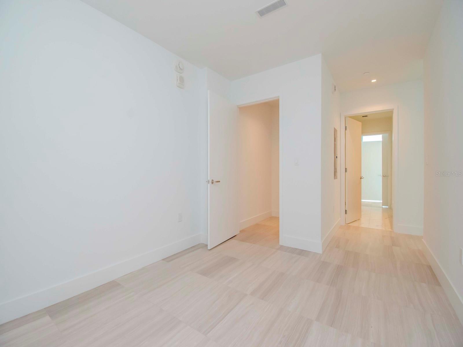 Image 21 of 80 For 3101 Bayshore Blvd Street 1102