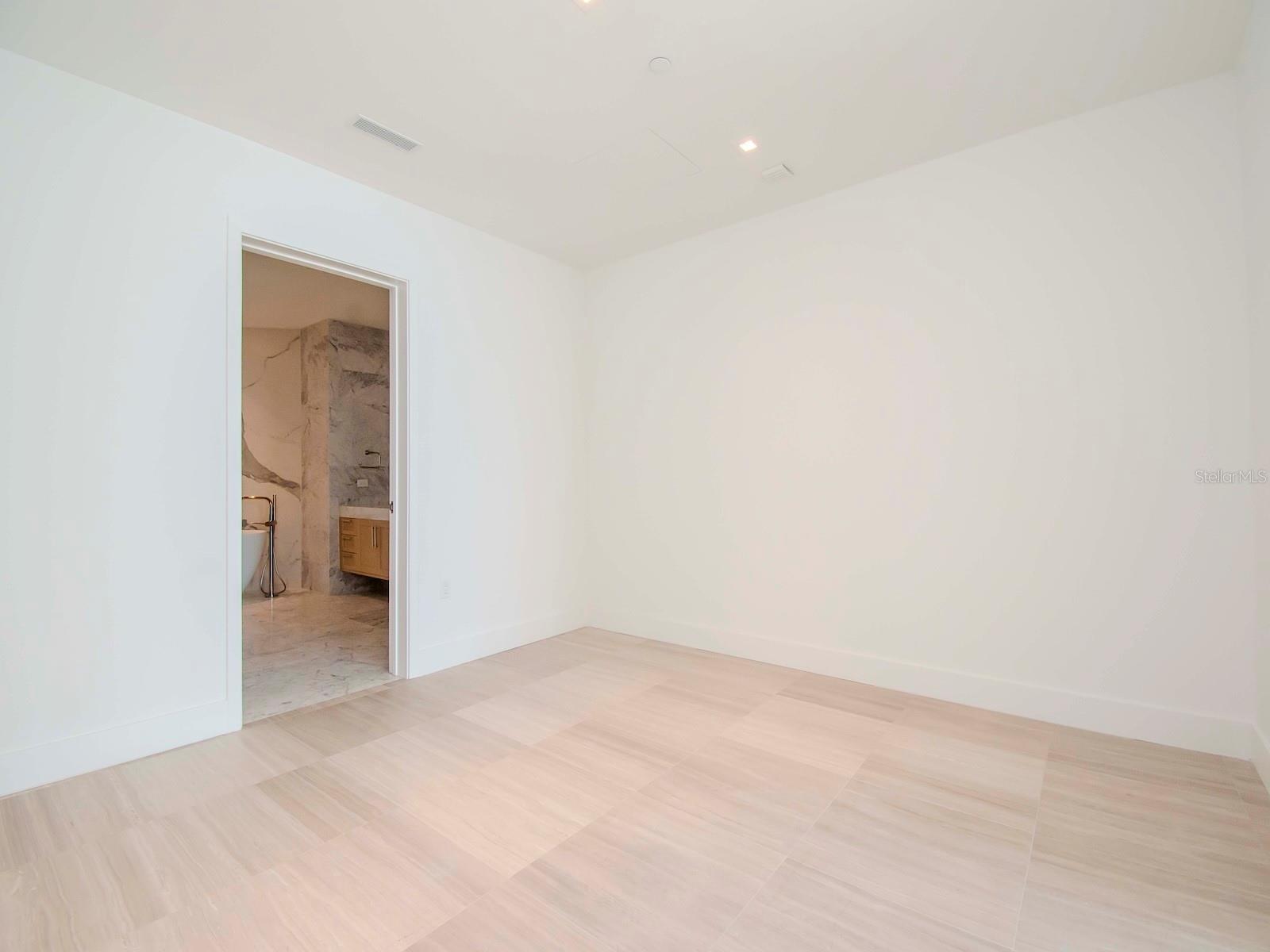 Image 37 of 80 For 3101 Bayshore Blvd Street 1102