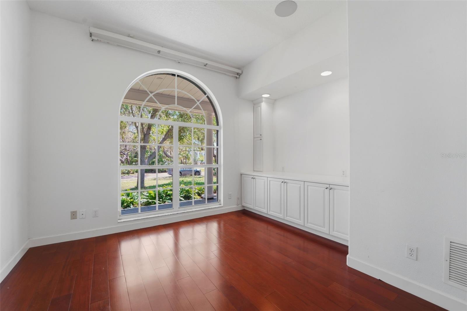 Listing photo id 6 for 1718 Sanctuary Place