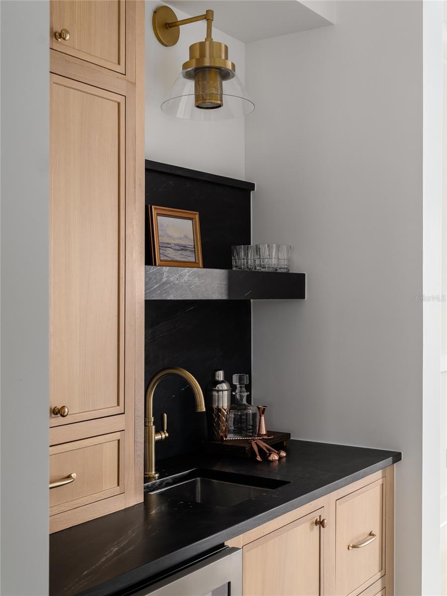 Listing photo id 4 for 3010 Keats Street