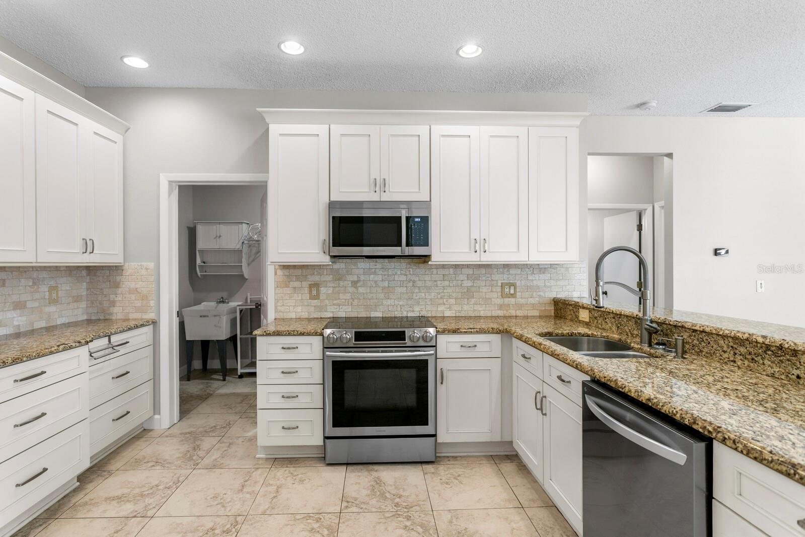 Listing photo id 24 for 9337 Wellington Park Circle