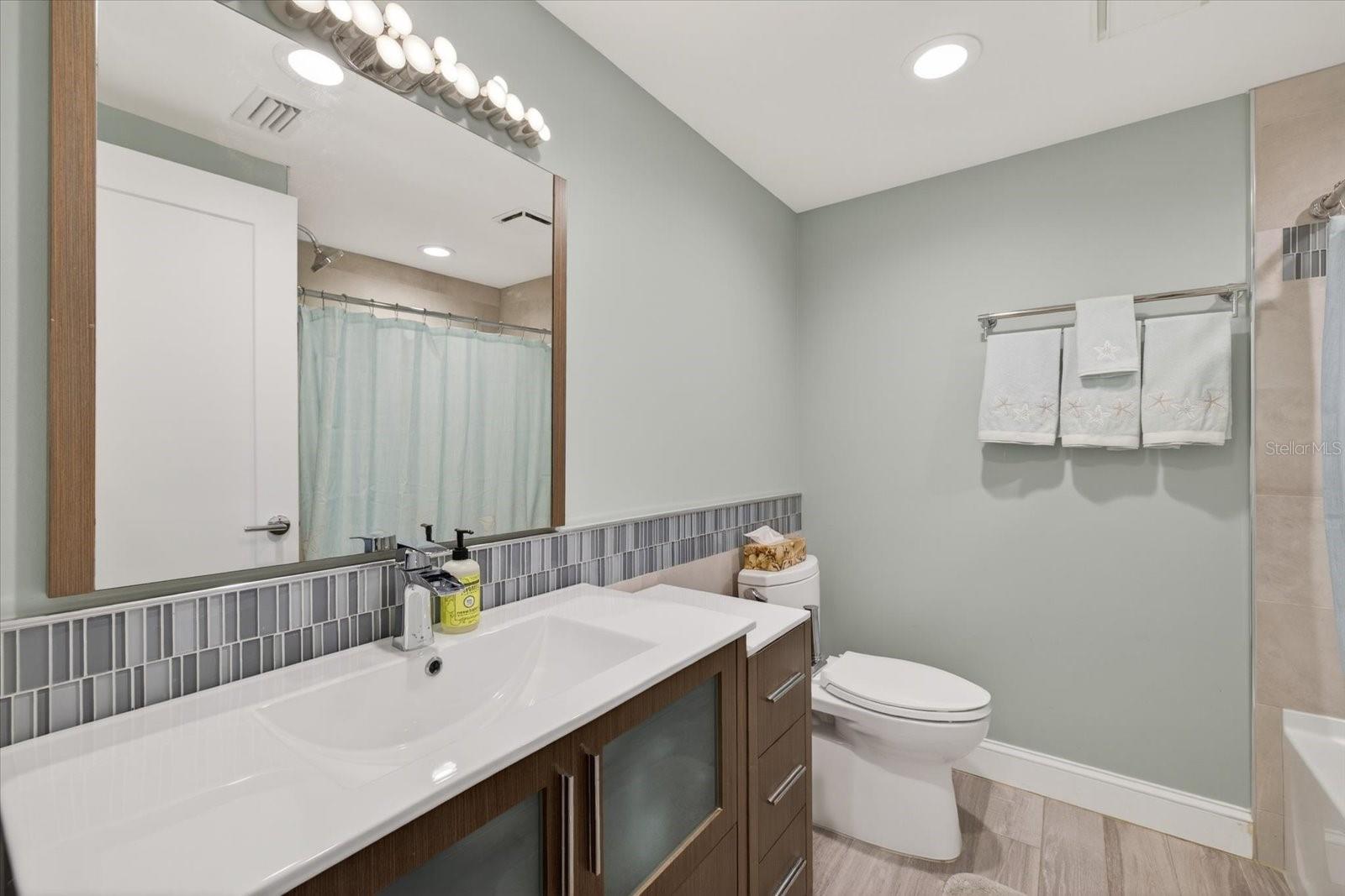 Image 24 of 49 For 4141 Bayshore Boulevard 2001