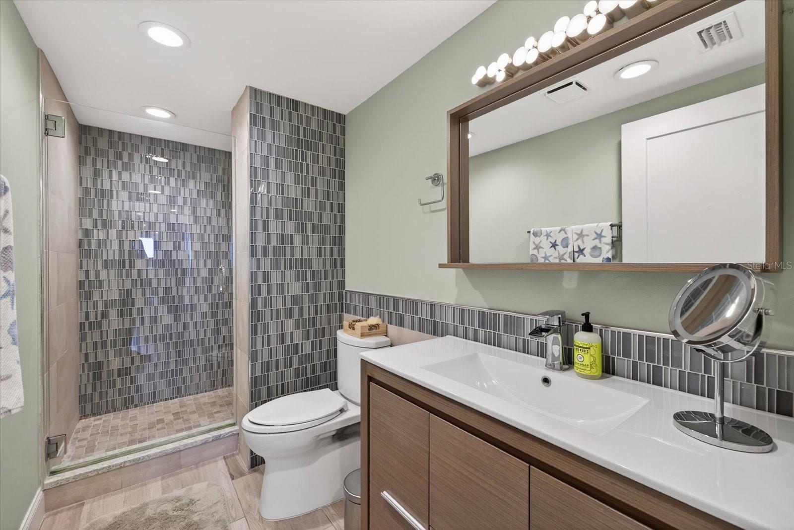 Image 26 of 49 For 4141 Bayshore Boulevard 2001