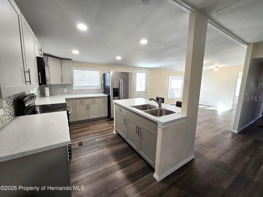 Image 4 of 20 For 7338 First Loop Avenue