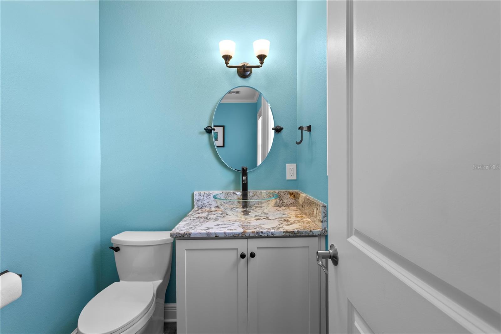 Image 20 of 56 For 412 Regent Lane N