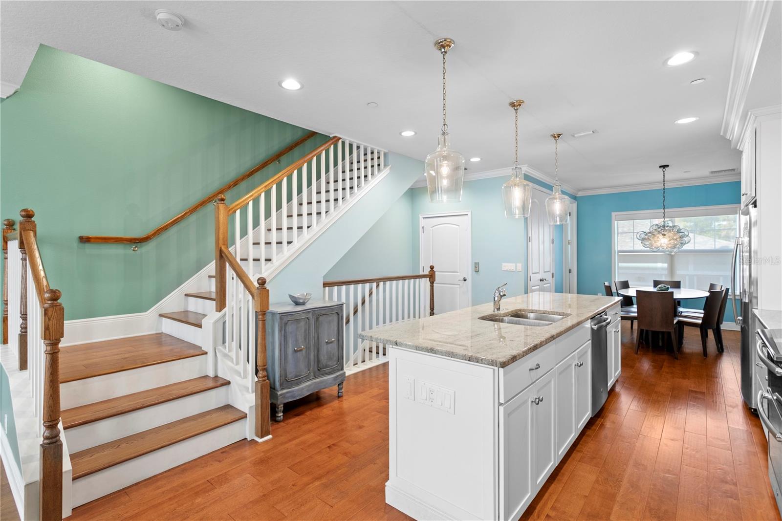 Image 21 of 56 For 412 Regent Lane N