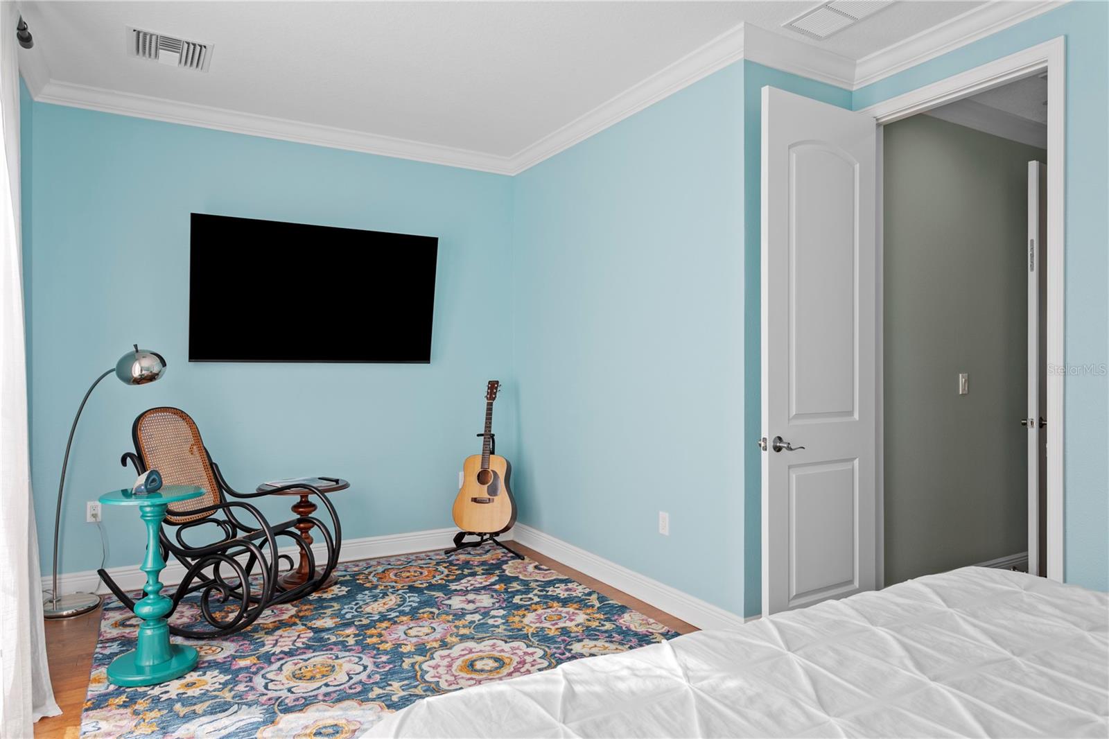 Image 22 of 56 For 412 Regent Lane N