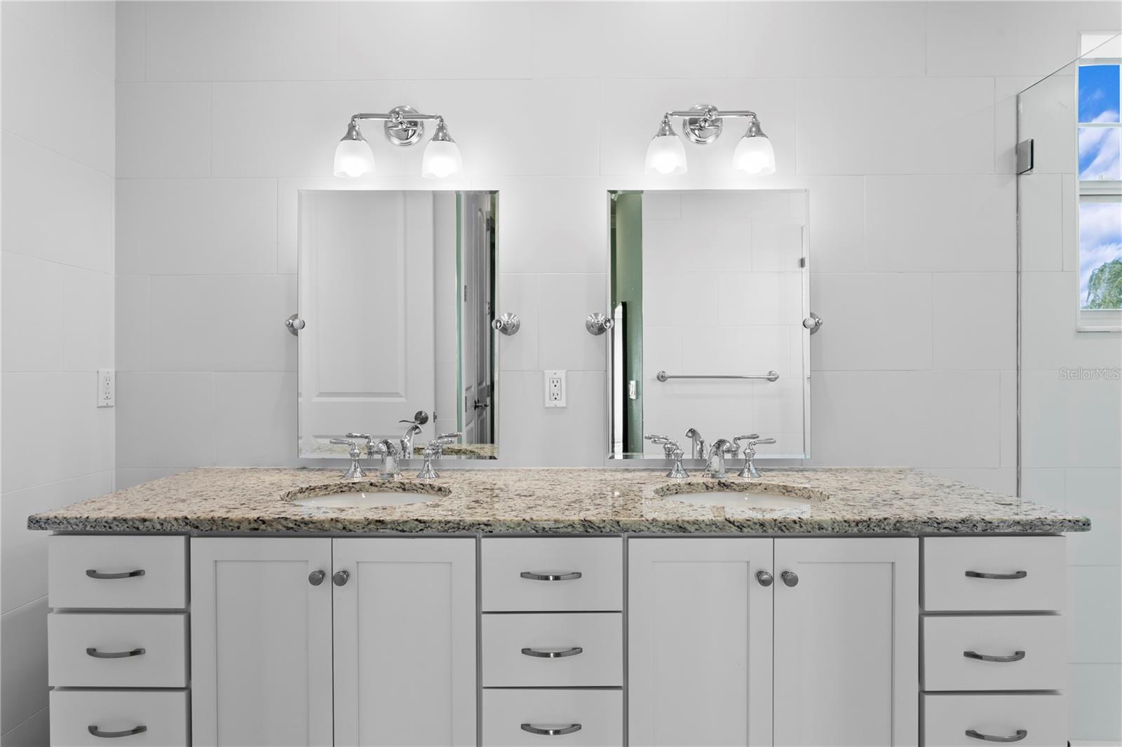 Image 27 of 56 For 412 Regent Lane N