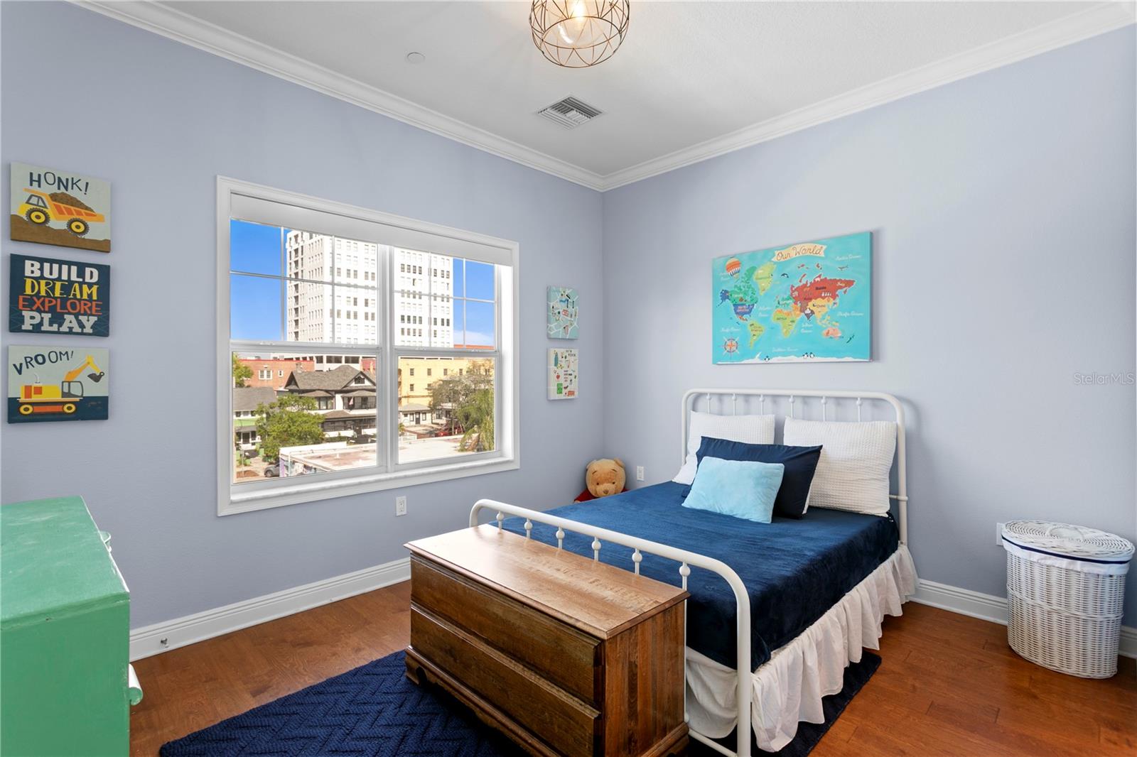 Image 29 of 56 For 412 Regent Lane N