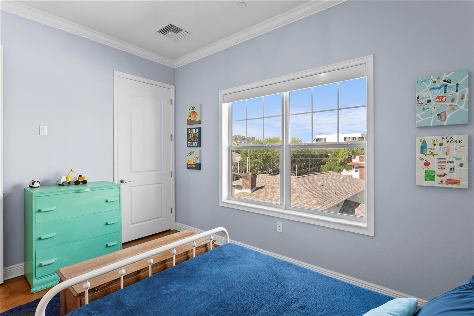 Image 31 of 56 For 412 Regent Lane N