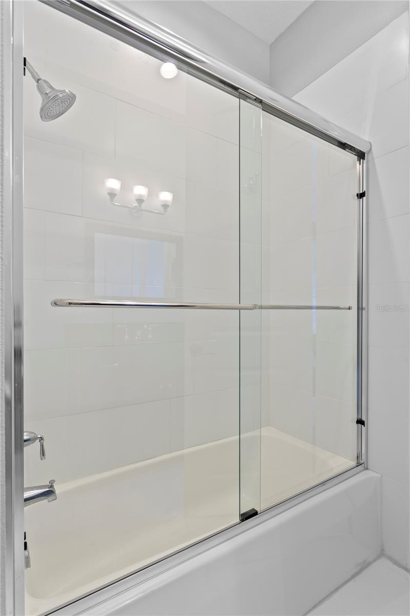 Image 33 of 56 For 412 Regent Lane N