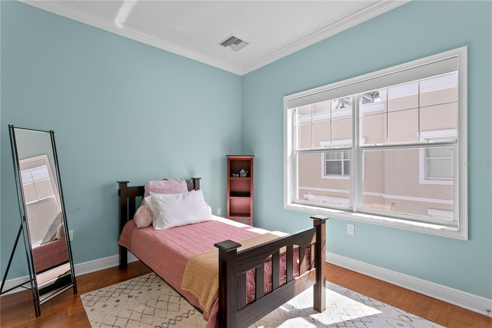 Image 34 of 56 For 412 Regent Lane N