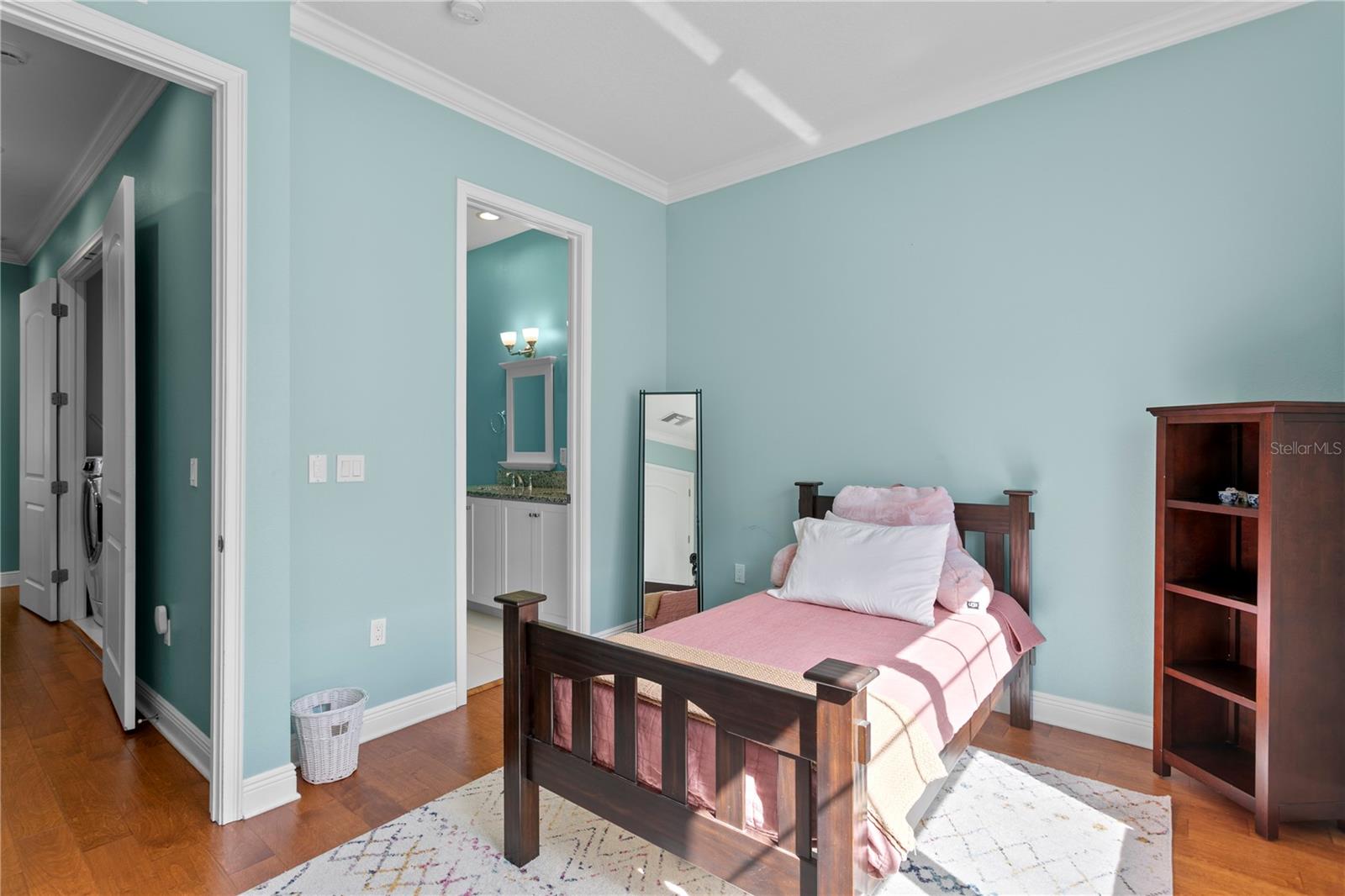 Image 35 of 56 For 412 Regent Lane N