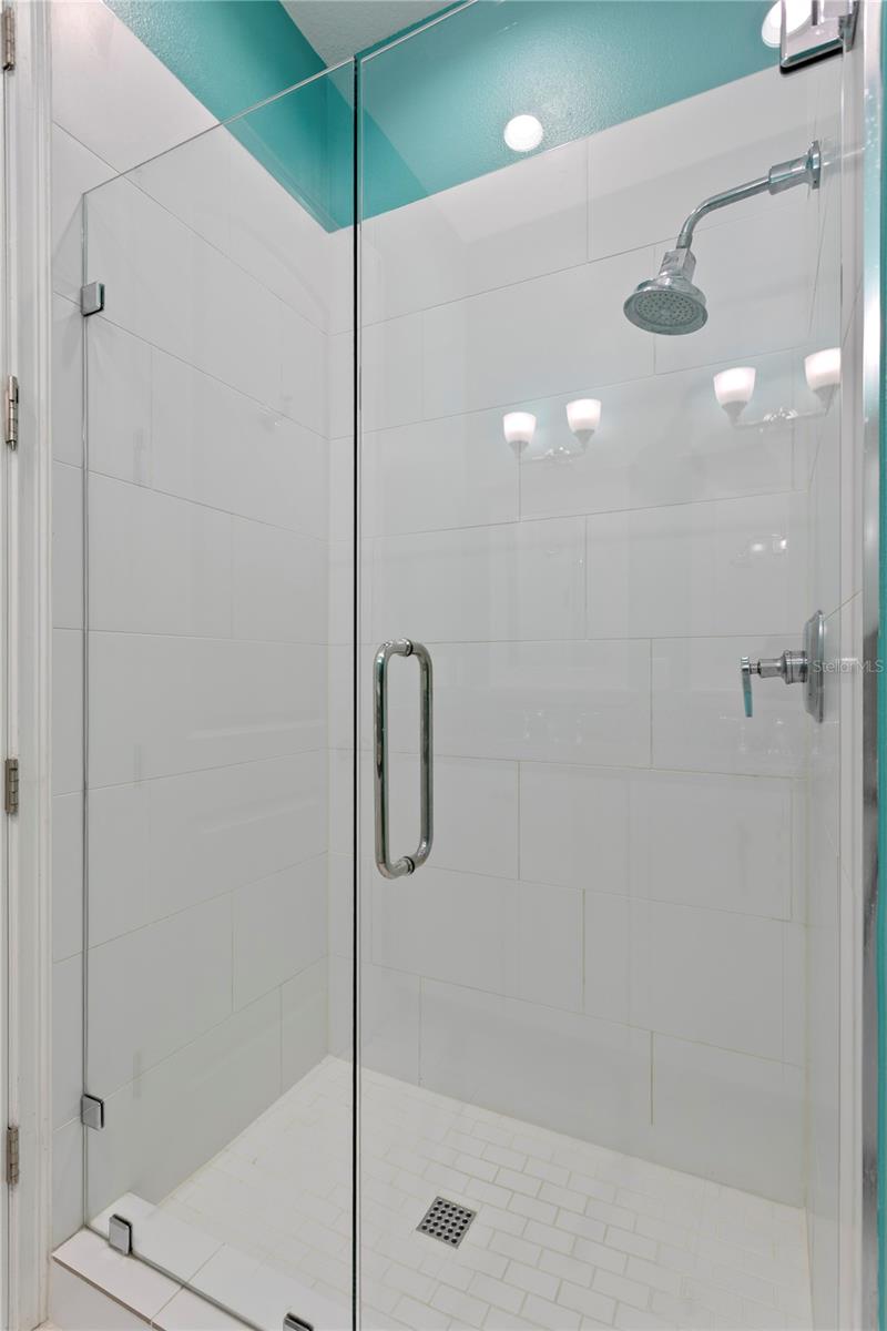 Image 38 of 56 For 412 Regent Lane N