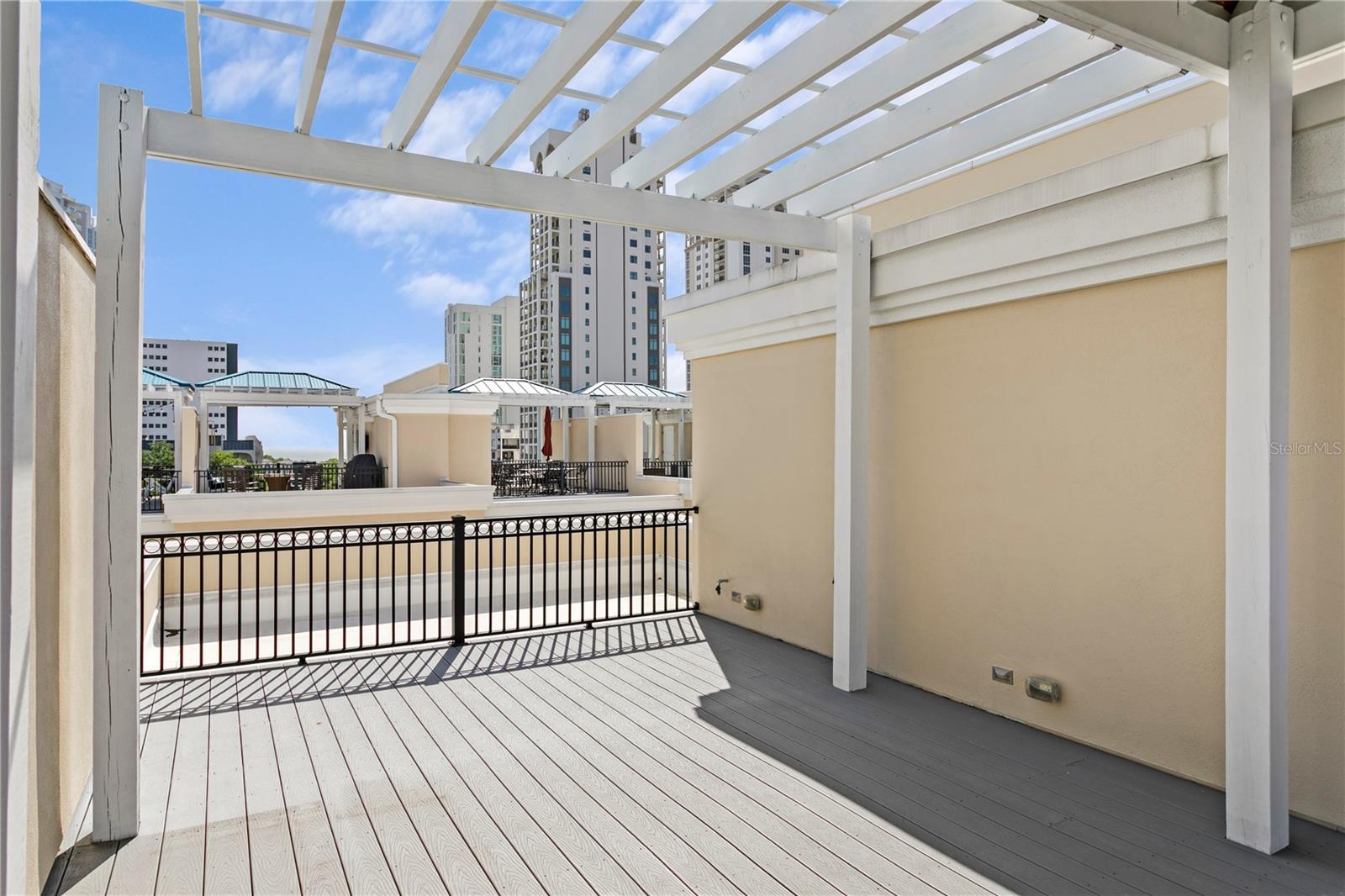 Image 4 of 56 For 412 Regent Lane N