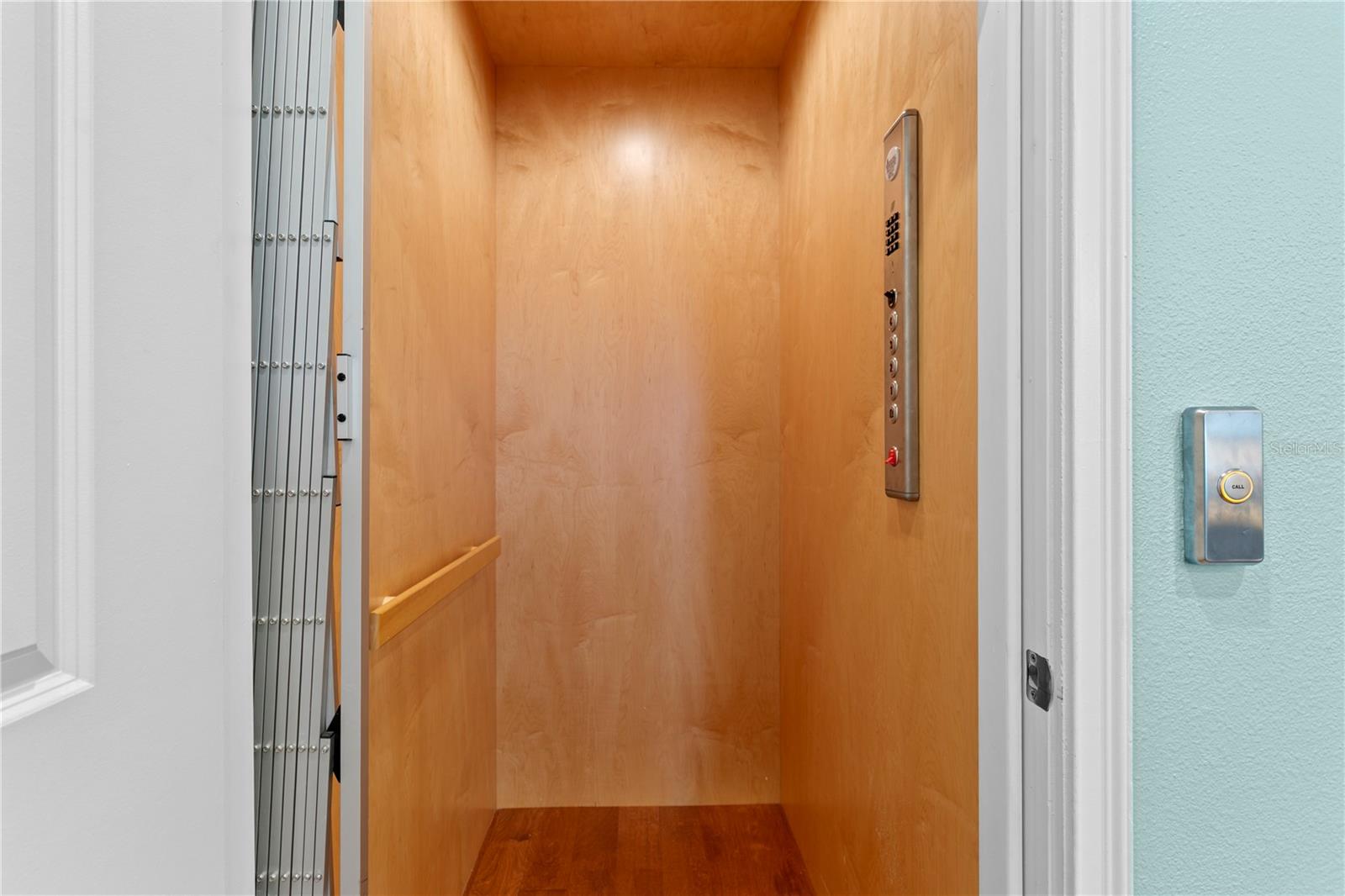 Image 5 of 56 For 412 Regent Lane N