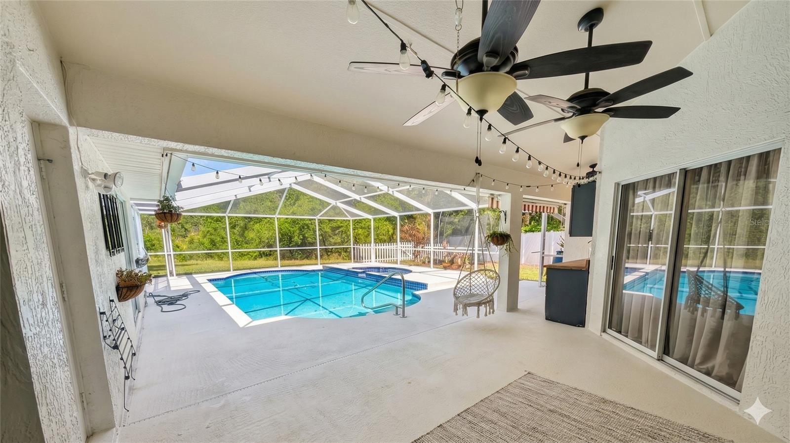 Image 29 of 36 For 18027 Palm Breeze Drive