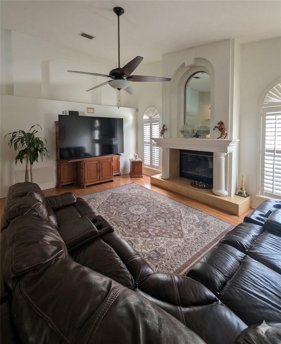 Image 9 of 36 For 18027 Palm Breeze Drive