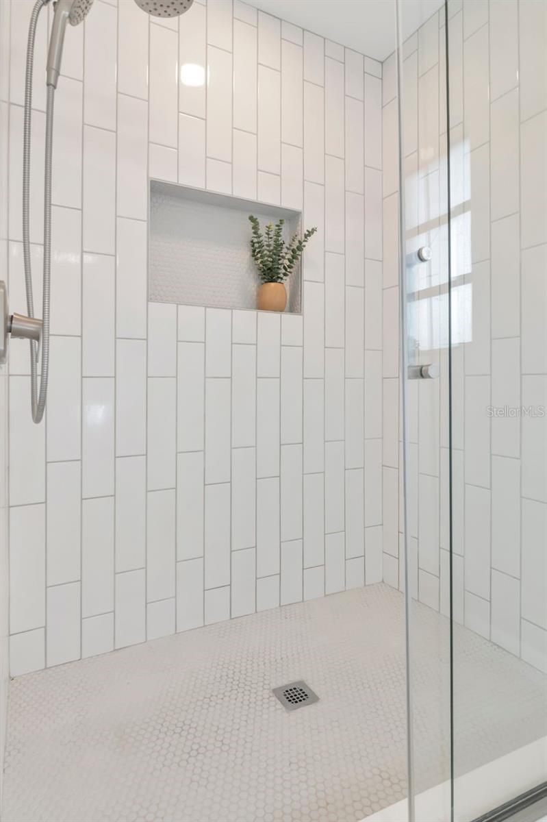 Listing photo id 10 for 5132 Oxford Avenue N