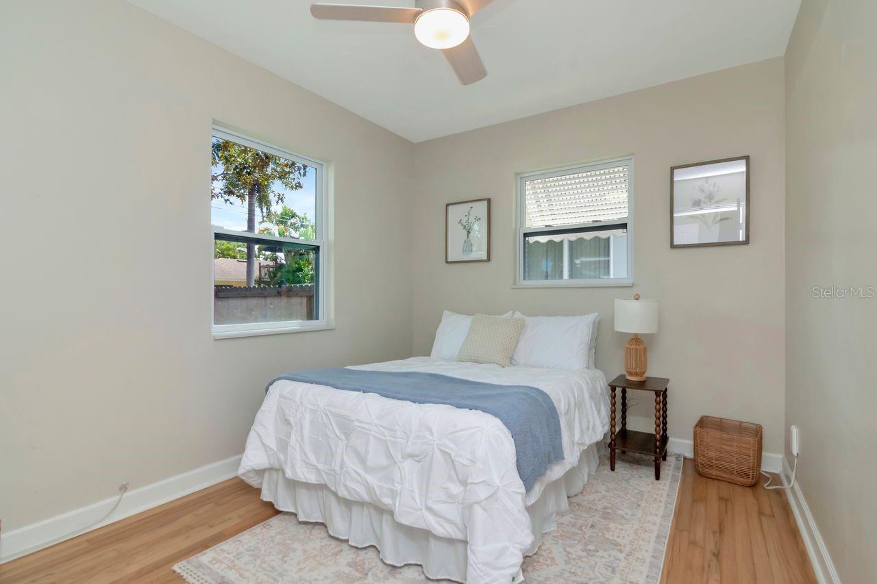 Listing photo id 11 for 5132 Oxford Avenue N