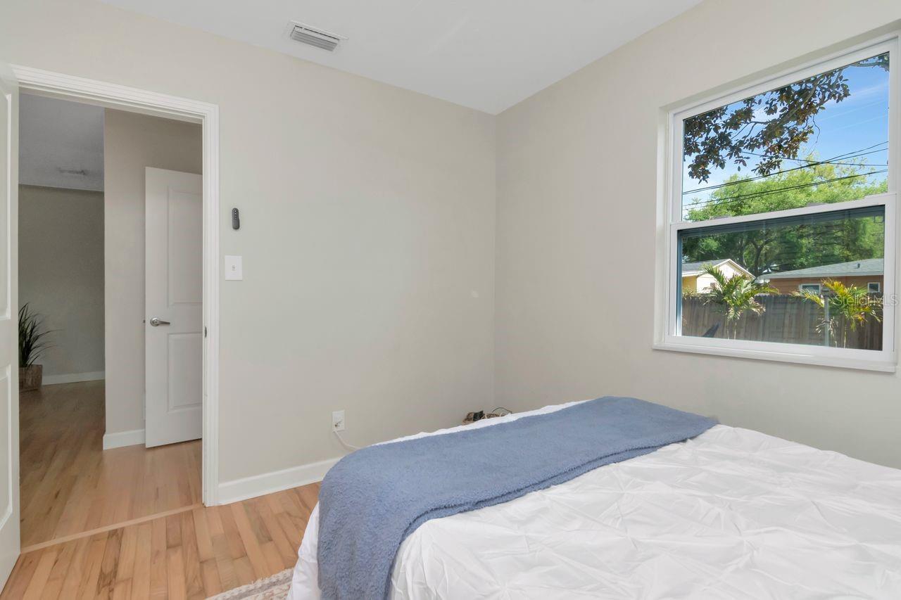 Listing photo id 13 for 5132 Oxford Avenue N