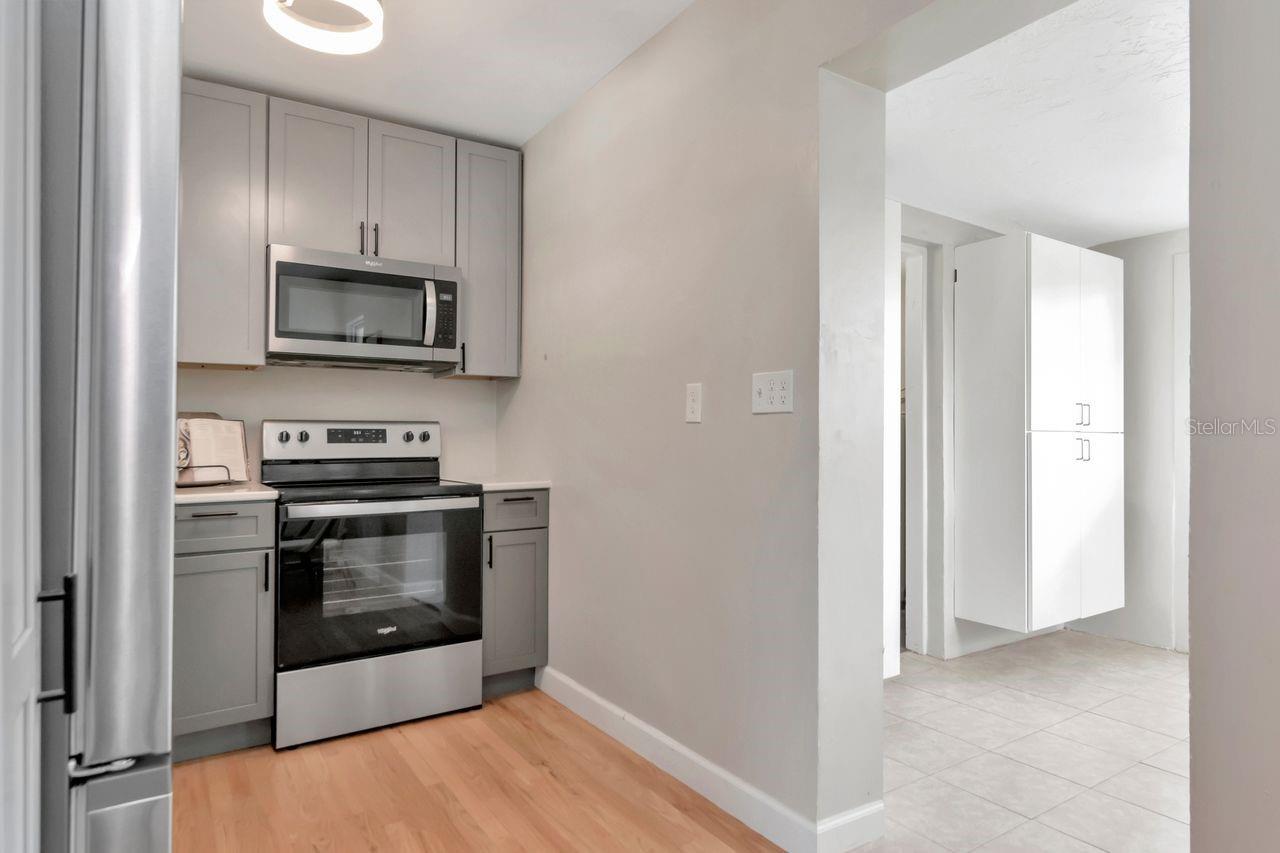 Listing photo id 22 for 5132 Oxford Avenue N