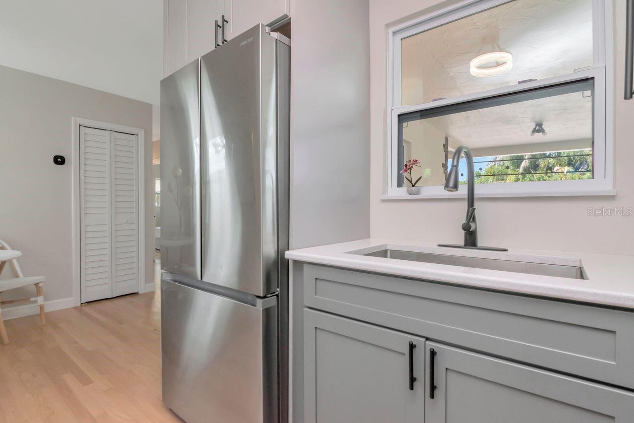 Listing photo id 23 for 5132 Oxford Avenue N