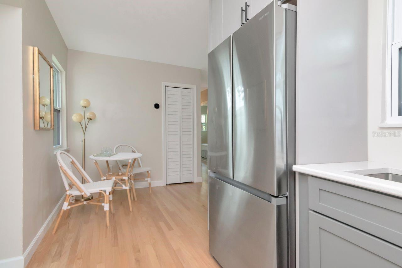 Listing photo id 24 for 5132 Oxford Avenue N