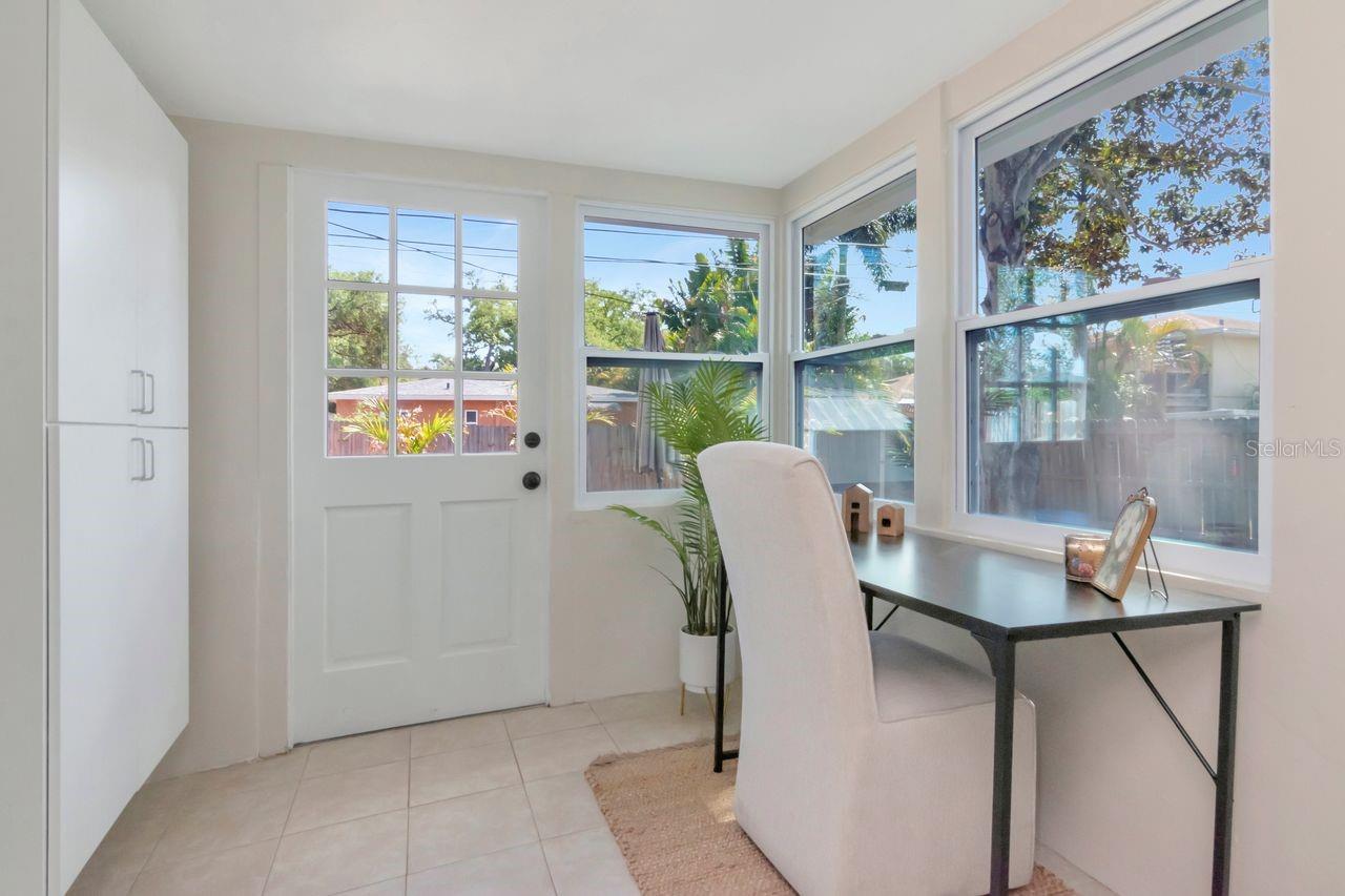 Listing photo id 25 for 5132 Oxford Avenue N