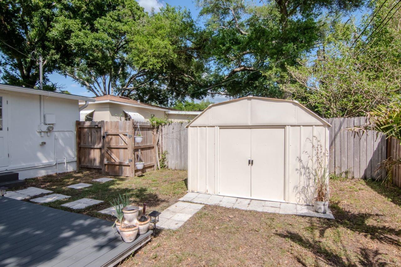 Listing photo id 36 for 5132 Oxford Avenue N