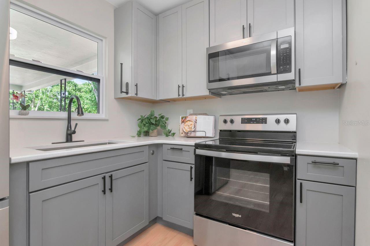 Listing photo id 2 for 5132 Oxford Avenue N