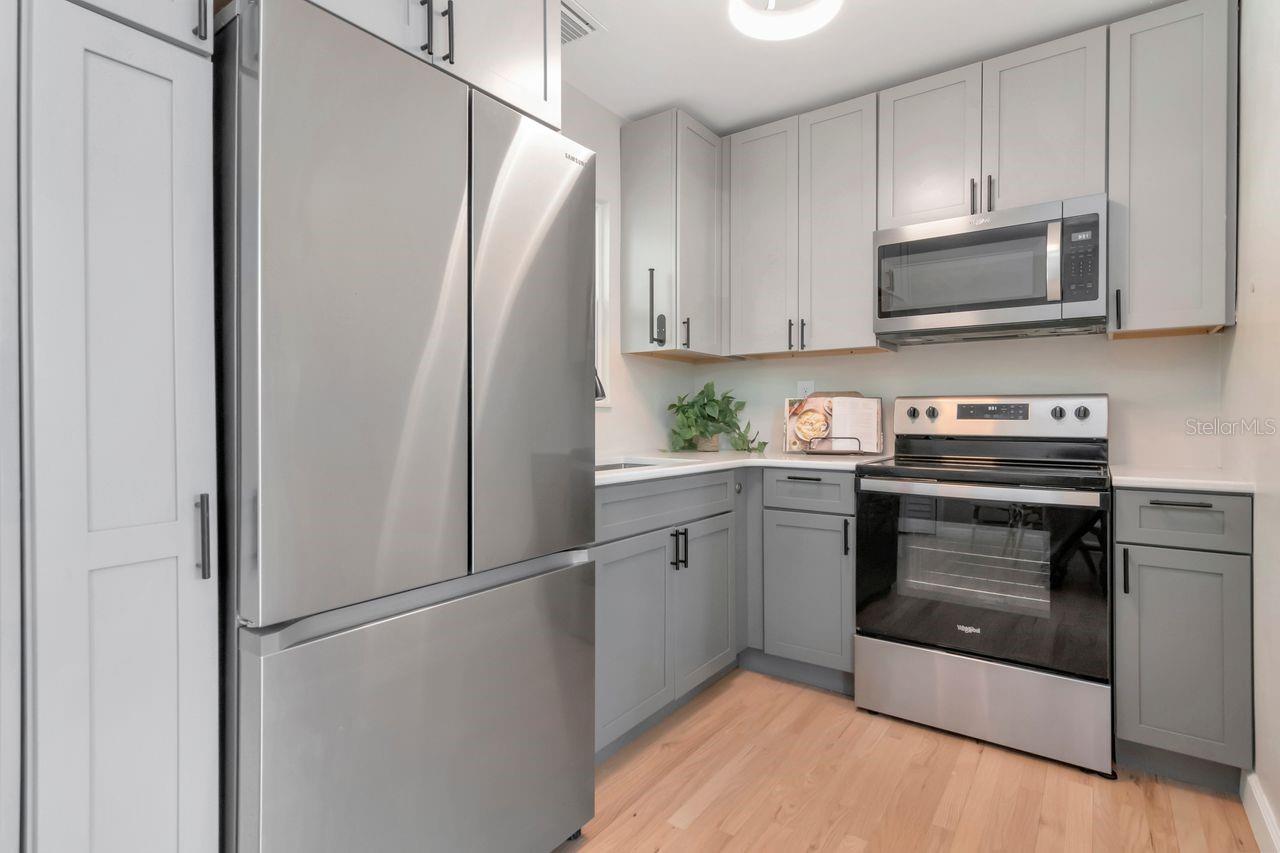 Listing photo id 3 for 5132 Oxford Avenue N